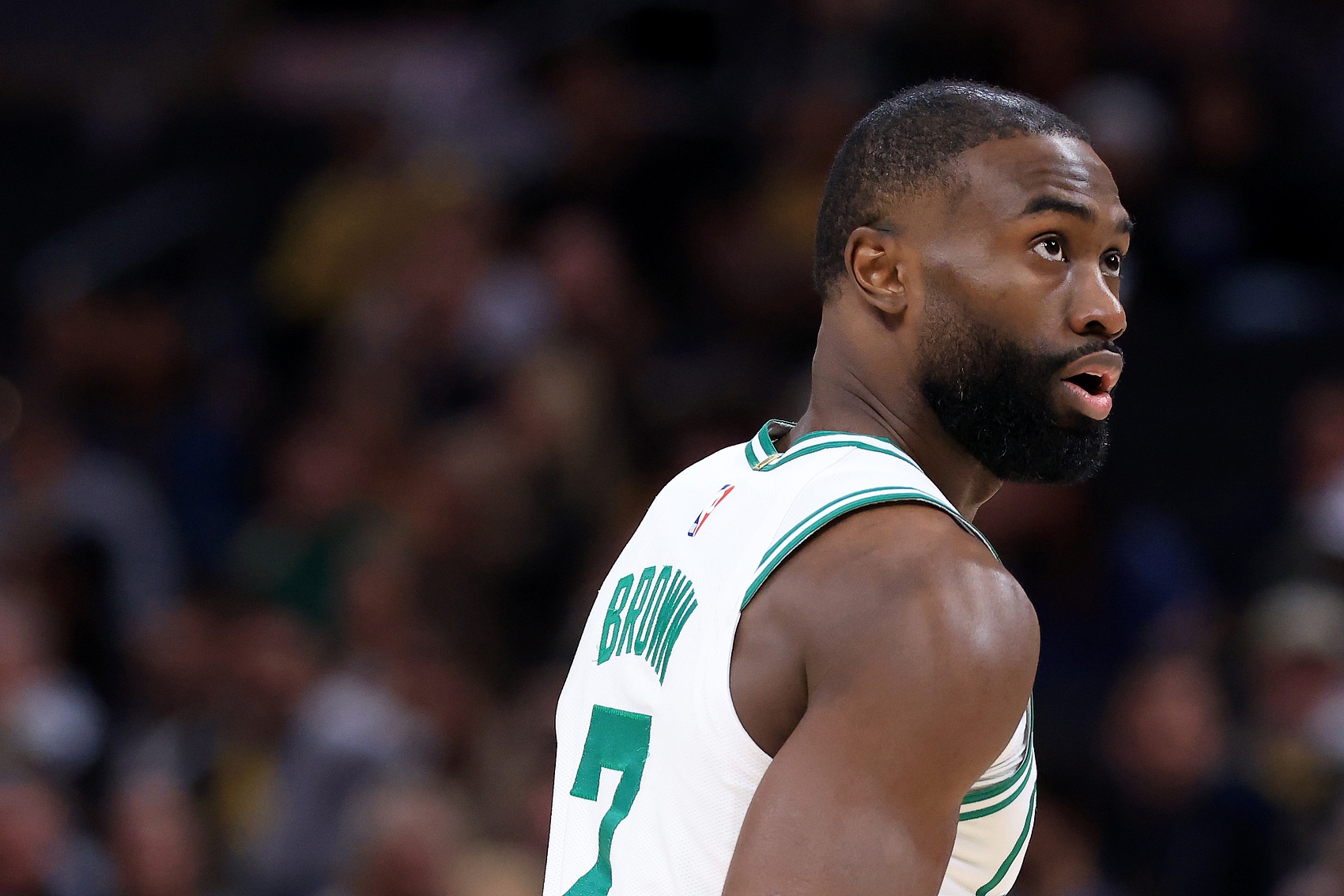 皇冠体育-依旧稳定！杰伦·布朗29中15砍下33分11板3助 仅2次罚球