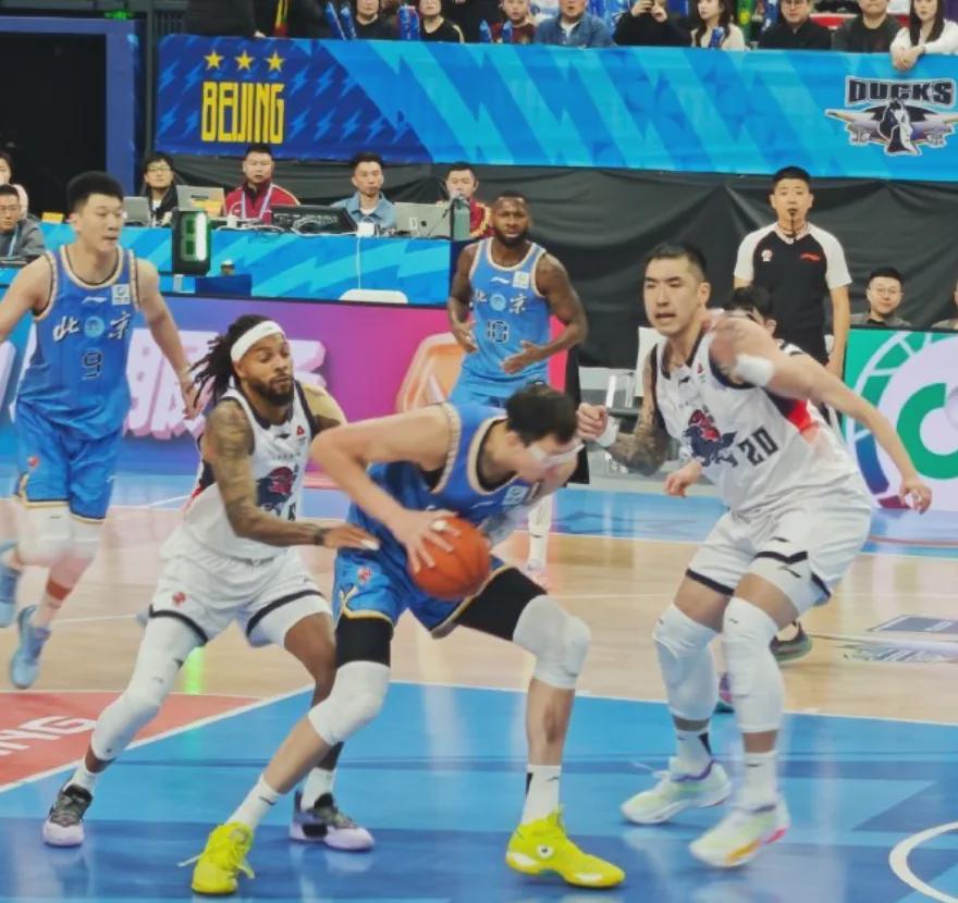 皇冠体育APP-目送压哨绝杀！周琦暴怒！这样咋打NBA啊...